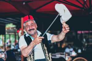 homme souriant et tenant un bâton avec de la glace sur un cornet