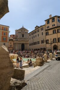 une foule de personnes debout autour d'une piscine